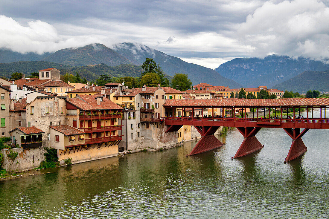 Blick auf das historische Zentrum mit dem Fluss Brenta und der alten Brücke, Bassano del Grappa, Vicenza, UNESCO-Weltkulturerbe, Venetien, Italien, Europa