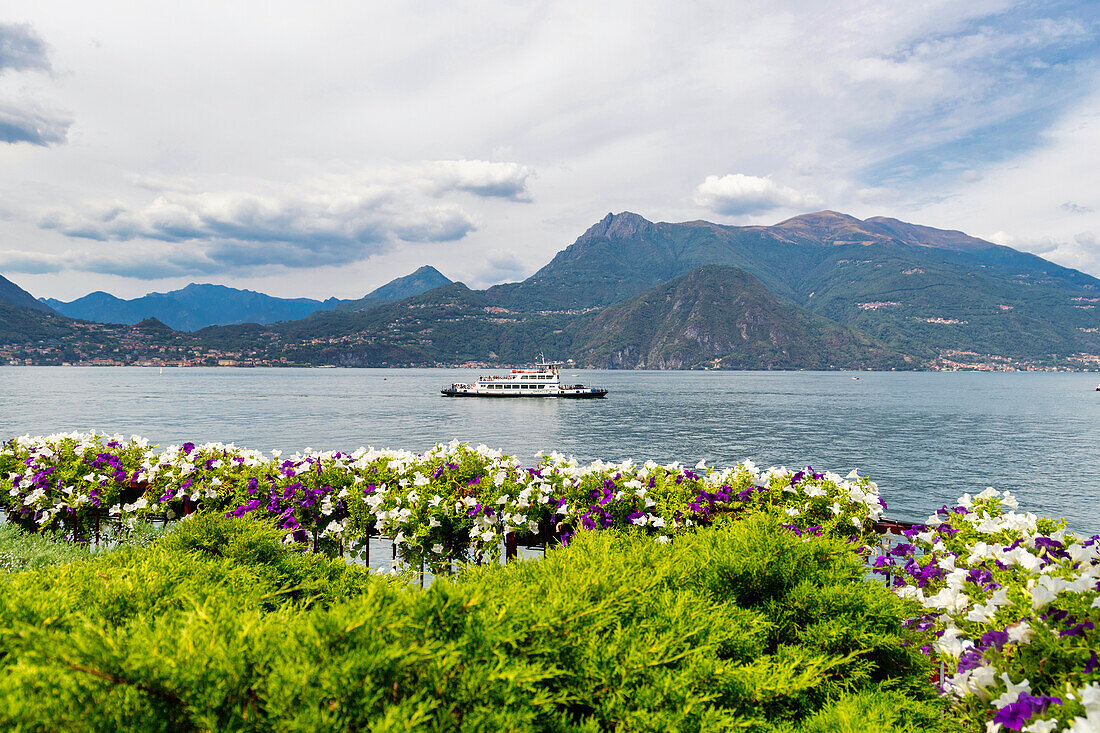 Typisches Boot auf dem Comer See, Varenna, Como, Lombardei, Italienische Seen, Italien, Europa