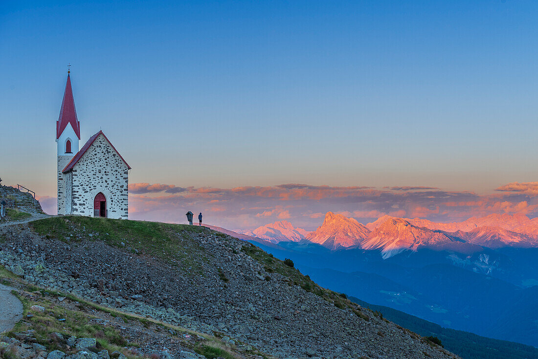 Mann genießt den Sonnenuntergang über den Dolomiten bei der Wallfahrtskirche Lazfons, Klausen, Bezirk Bozen, Südtirol, Italien, Europa