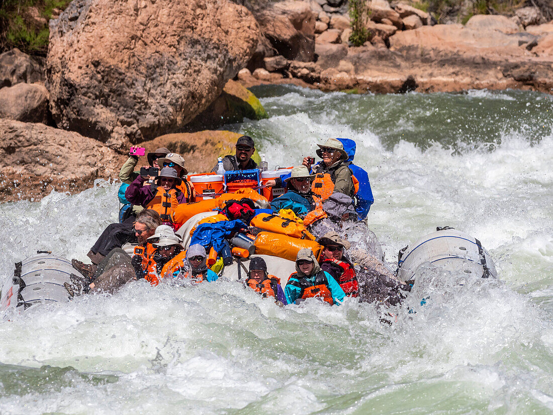 Kommerzielle Flößer befahren die Lava Falls Rapid, kurz vor Flussmeile 180, Grand Canyon National Park, Arizona, Vereinigte Staaten von Amerika, Nordamerika