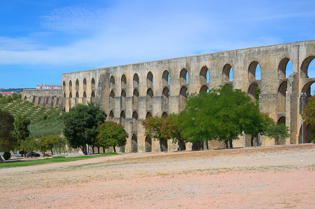 Das Amoreira-Aquädukt aus dem 16. Jahrhundert, UNESCO-Weltkulturerbe, Elvas, Alentejo, Portugal, Europa