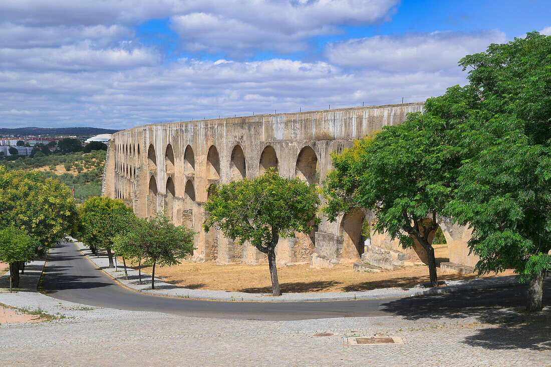 Das Amoreira-Aquädukt aus dem 16. Jahrhundert, UNESCO-Weltkulturerbe, Elvas, Alentejo, Portugal, Europa