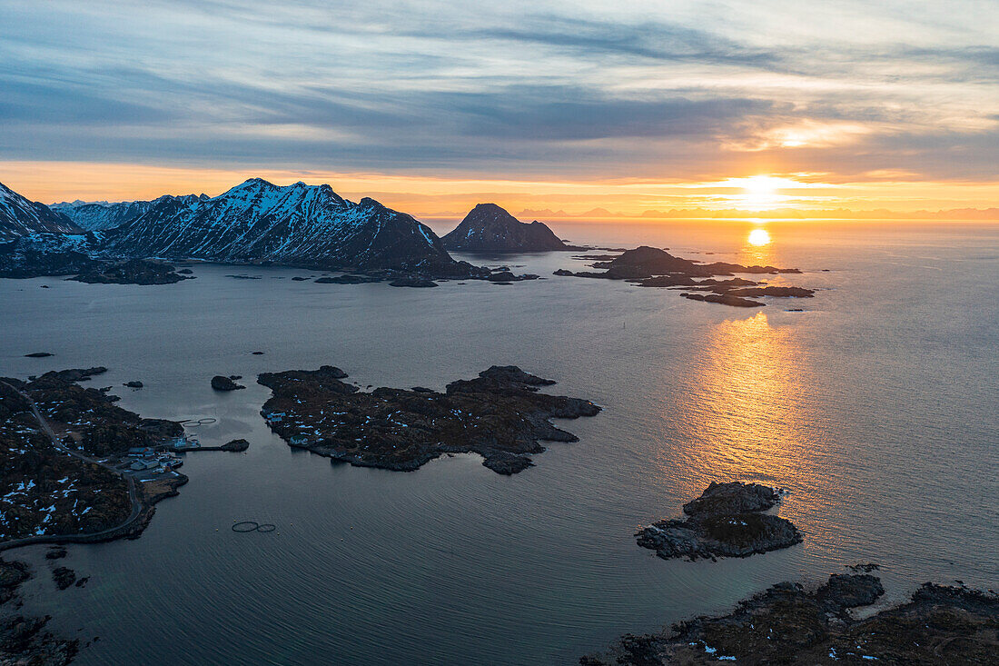 Luftaufnahme des Sonnenaufgangs über Bergen und arktischem Meer, Leknes, Landkreis Nordland, Lofoten, Norwegen, Skandinavien, Europa