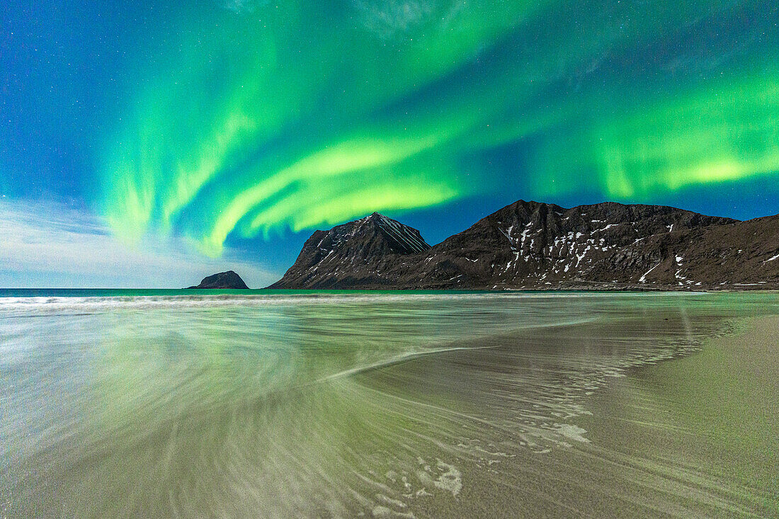 Wellen brechen am gefrorenen Haukland Strand unter den Nordlichtern (Aurora Borealis), Leknes, Nordland, Lofoten, Norwegen, Skandinavien, Europa