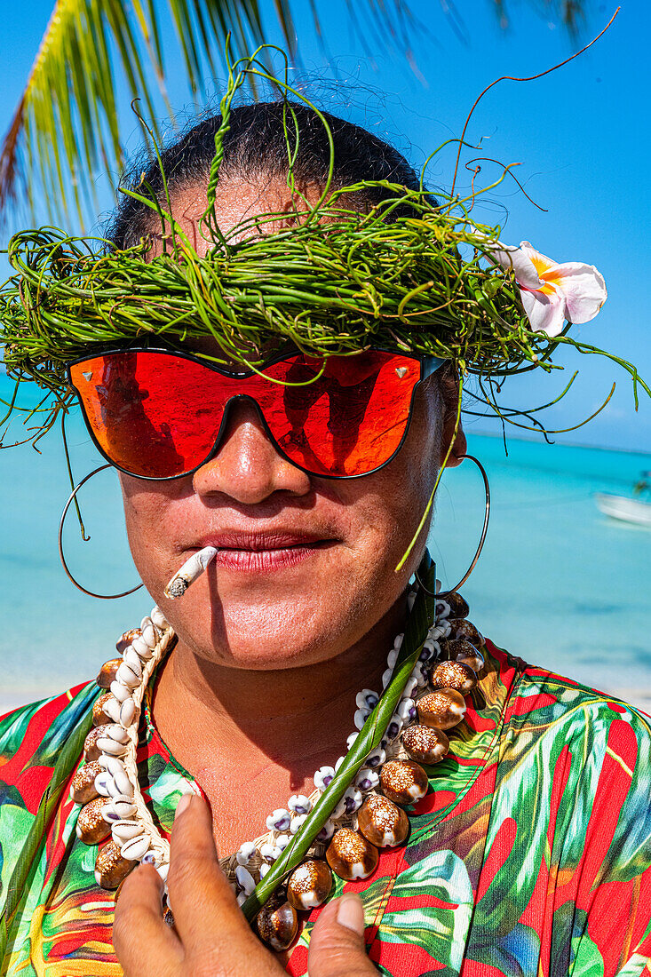 Coole einheimische Frau beim Rauchen, Anaa-Atoll, Tuamotu-Archipel, Französisch-Polynesien, Südpazifik, Pazifik