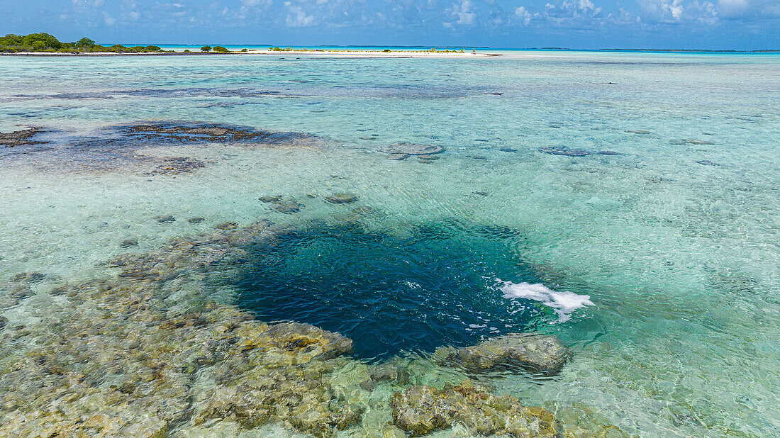 Luftaufnahme der unterirdischen Koko Oana-Lavaröhre, Anaa-Atoll, Tuamotu-Archipel, Französisch-Polynesien, Südpazifik, Pazifik