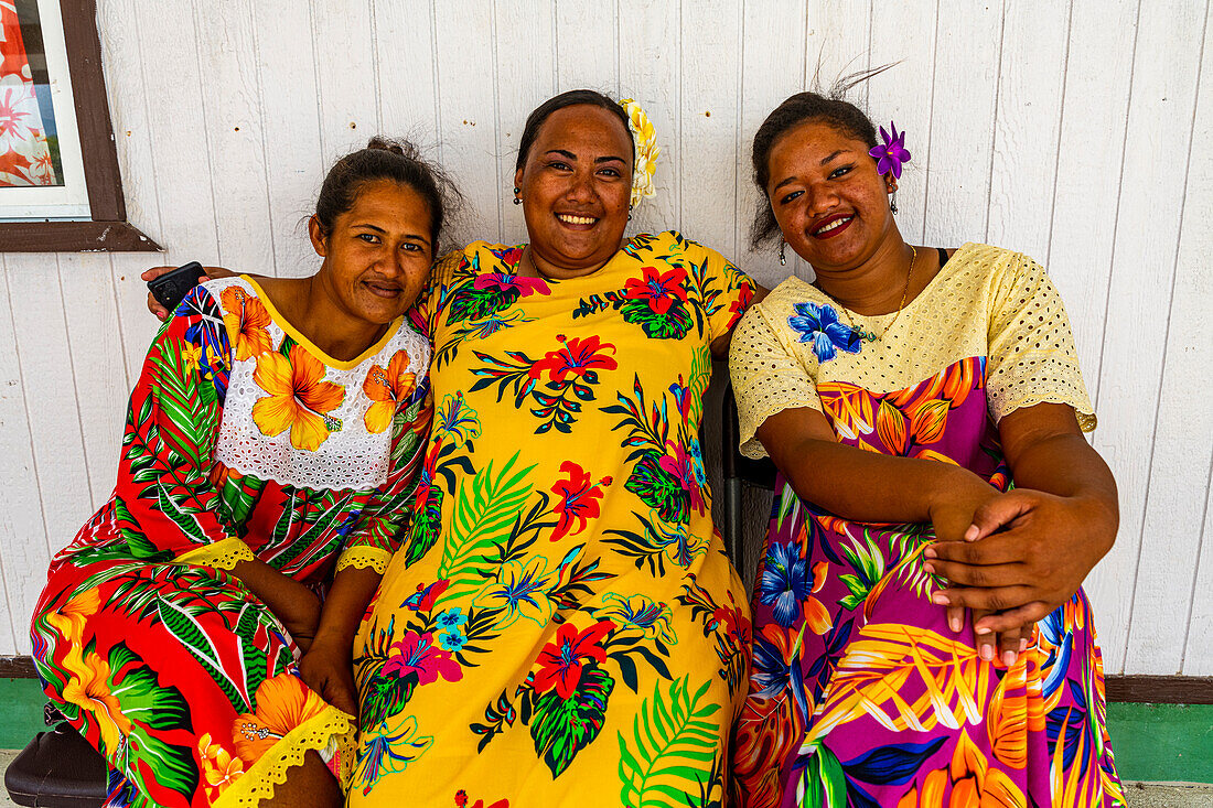 Bunt gekleidete Frauen mit Blumen im Haar, Hikueru, Tuamotu-Archipel, Französisch-Polynesien, Südpazifik, Pazifik