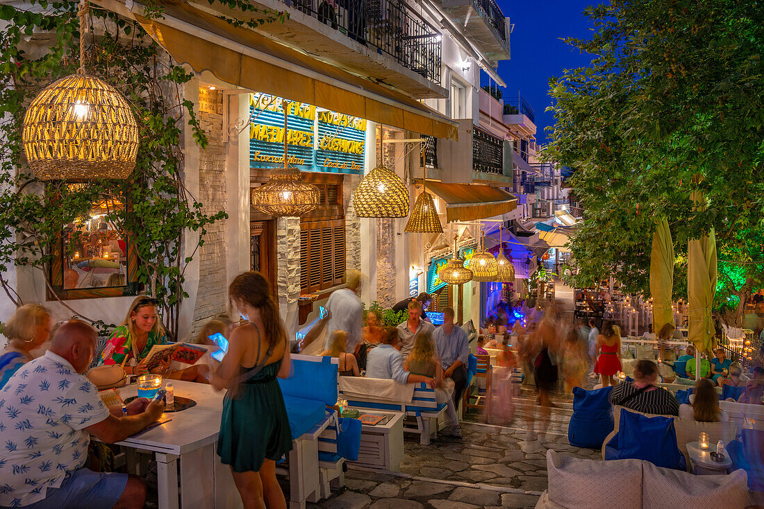 Blick auf Restaurant und Bars in Skiathos-Stadt in der Abenddämmerung, Insel Skiathos, Sporaden-Inseln, Griechische Inseln, Griechenland, Europa