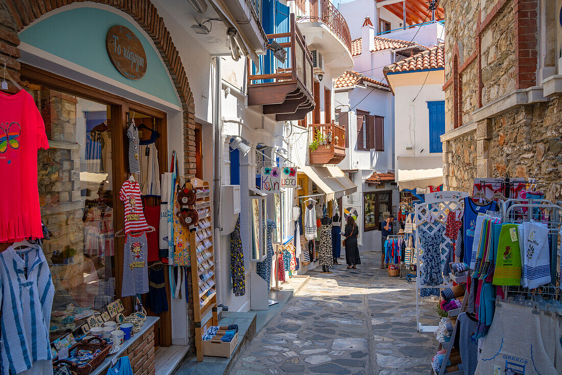 Blick auf Geschäfte in enger Straße, Skopelos-Stadt, Skopelos-Insel, Sporaden-Inseln, Griechische Inseln, Griechenland, Europa