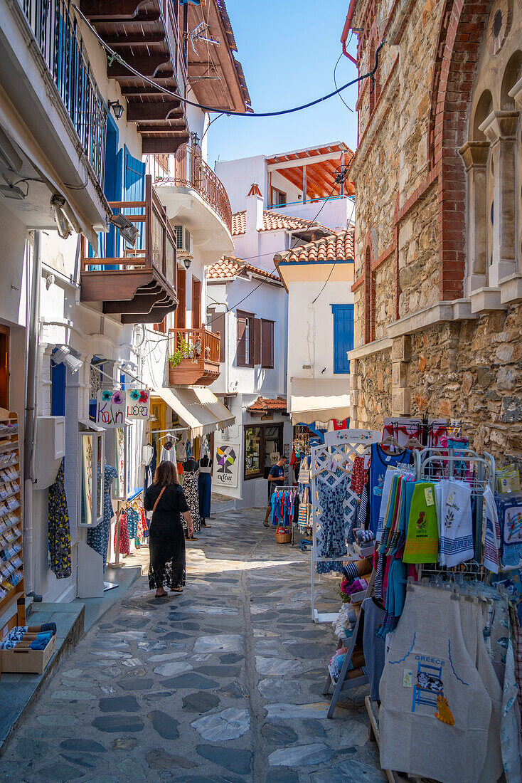 Blick auf Geschäfte in enger Straße, Skopelos-Stadt, Skopelos-Insel, Sporaden-Inseln, Griechische Inseln, Griechenland, Europa