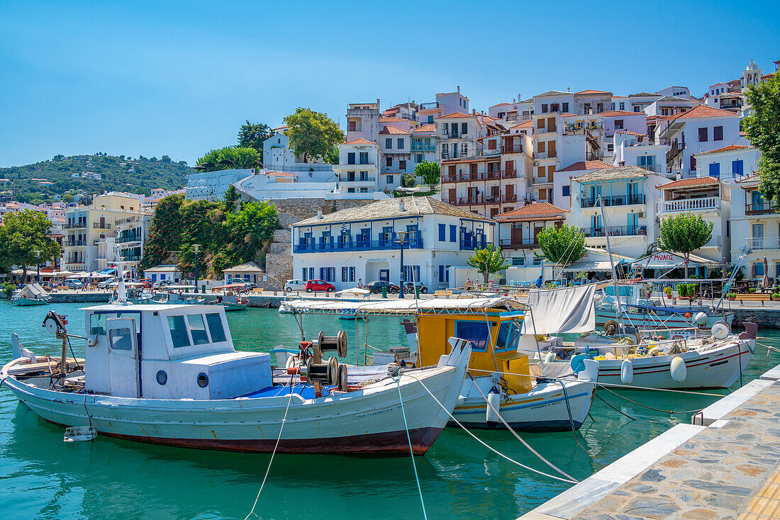 Blick auf die Stadt mit Blick auf den Hafen, Skopelos-Stadt, Skopelos-Insel, Sporaden-Inseln, Griechische Inseln, Griechenland, Europa
