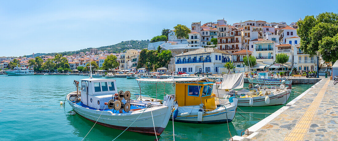 Blick auf die Stadt mit Blick auf den Hafen, Skopelos-Stadt, Skopelos-Insel, Sporaden-Inseln, Griechische Inseln, Griechenland, Europa