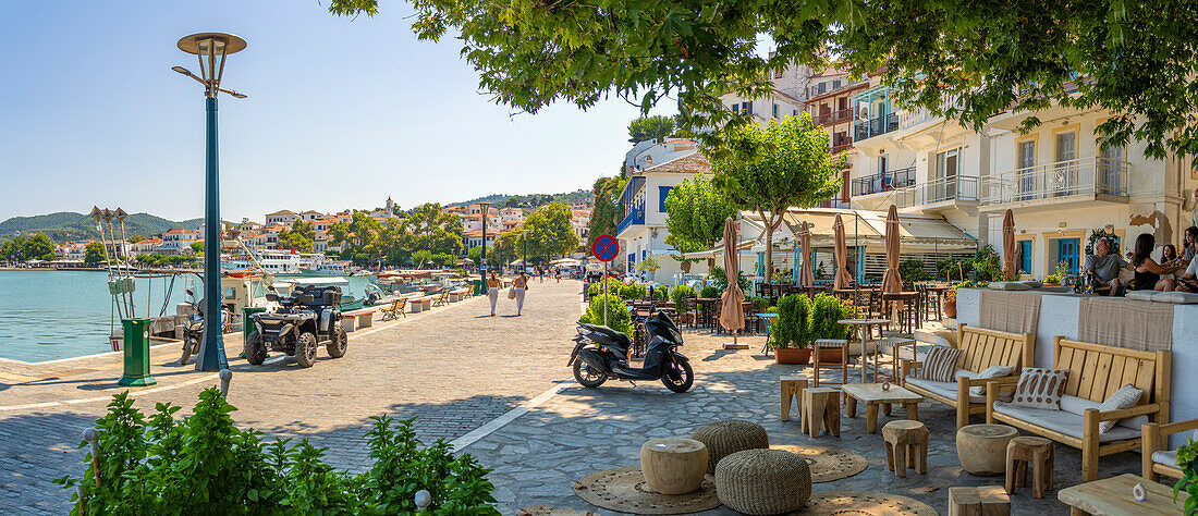 Blick auf Altstadt und Promenade, Skopelos-Stadt, Skopelos-Insel, Sporaden-Inseln, Griechische Inseln, Griechenland, Europa