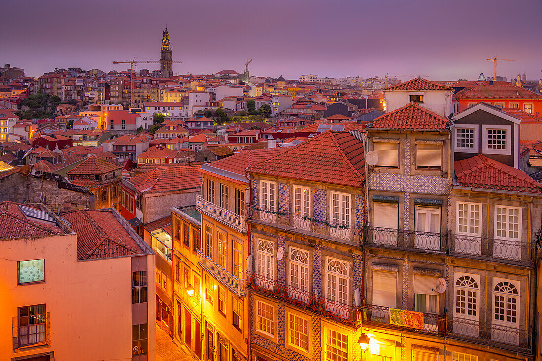 Blick auf die Gebäude und Terracota-Dächer des Stadtteils Ribeira in der Abenddämmerung, UNESCO-Welterbe, Porto, Norte, Portugal, Europa