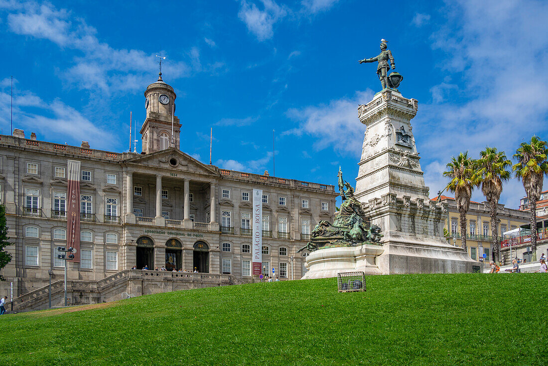Blick auf den Bolsa-Palast und das Monument Infante Dom Henrique im Jardim do Infante Dom Henrique, UNESCO-Weltkulturerbe, Porto, Norte, Portugal, Europa