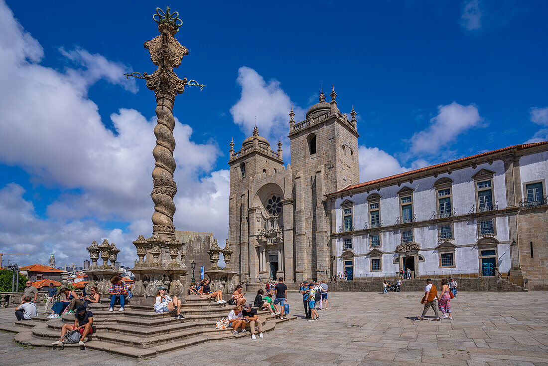 Blick auf die Kathedrale von Porto und den Pranger von Porto, UNESCO-Weltkulturerbe, Porto, Norte, Portugal, Europa