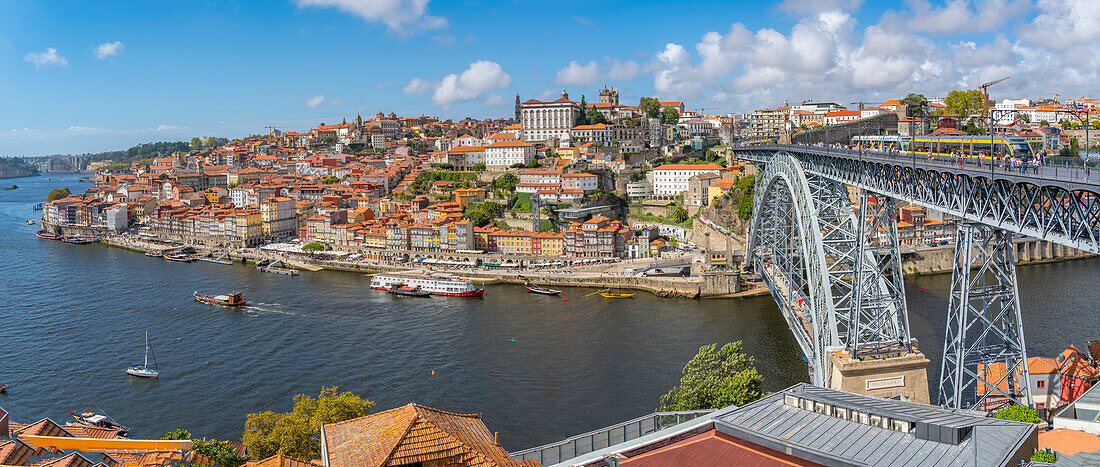 Blick auf die Brücke Dom Luis I über den Fluss Douro und die Terrakotta-Dächer, UNESCO-Welterbe, Porto, Norte, Portugal, Europa