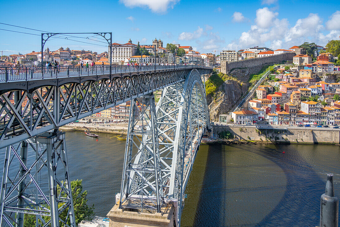 Blick auf die Brücke Dom Luis I über den Fluss Douro und die Terrakotta-Dächer, UNESCO-Welterbe, Porto, Norte, Portugal, Europa