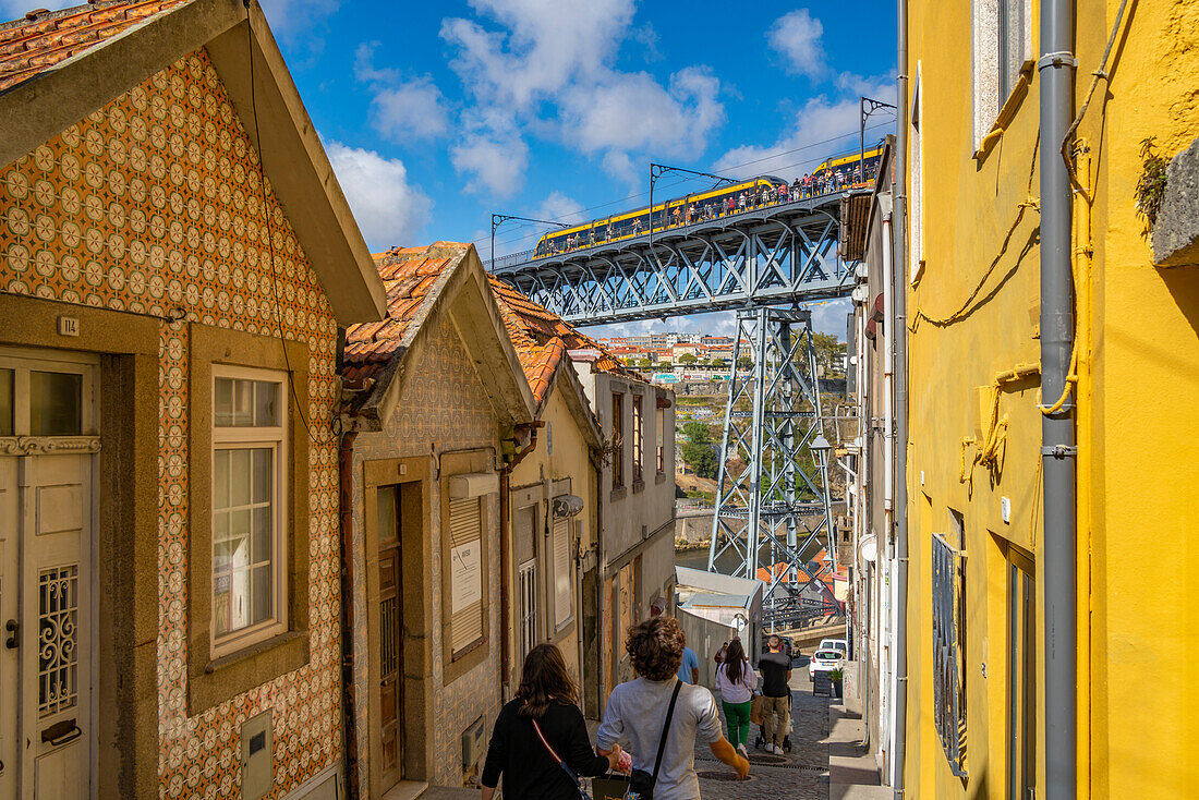 Blick auf die Dom-Luis-I-Brücke von einer bunten, engen Straße aus, Porto, Norte, Portugal, Europa
