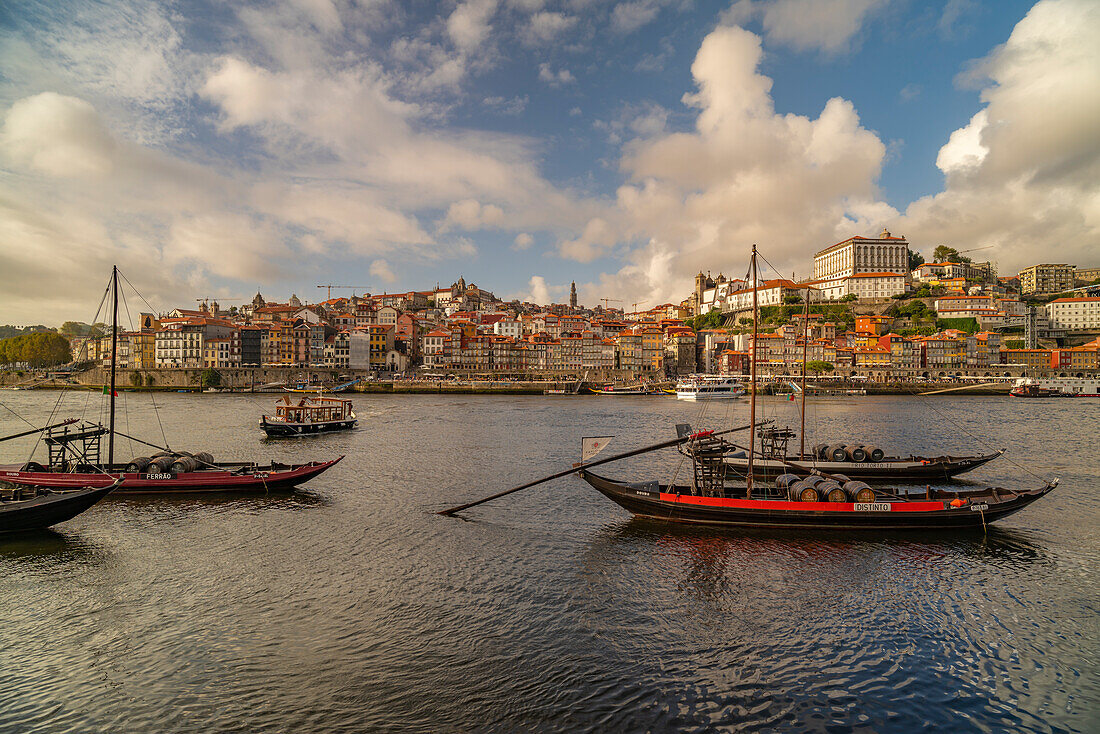 Blick auf den Fluss Douro und die Rabelo-Boote inmitten bunter Gebäude, Porto, Norte, Portugal, Europa