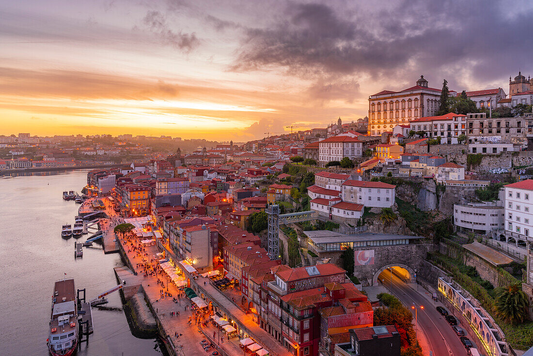 Blick auf den Fluss Douro und den Stadtteil Ribeira von der Brücke Dom Luis I bei Sonnenuntergang, UNESCO-Welterbe, Porto, Norte, Portugal, Europa