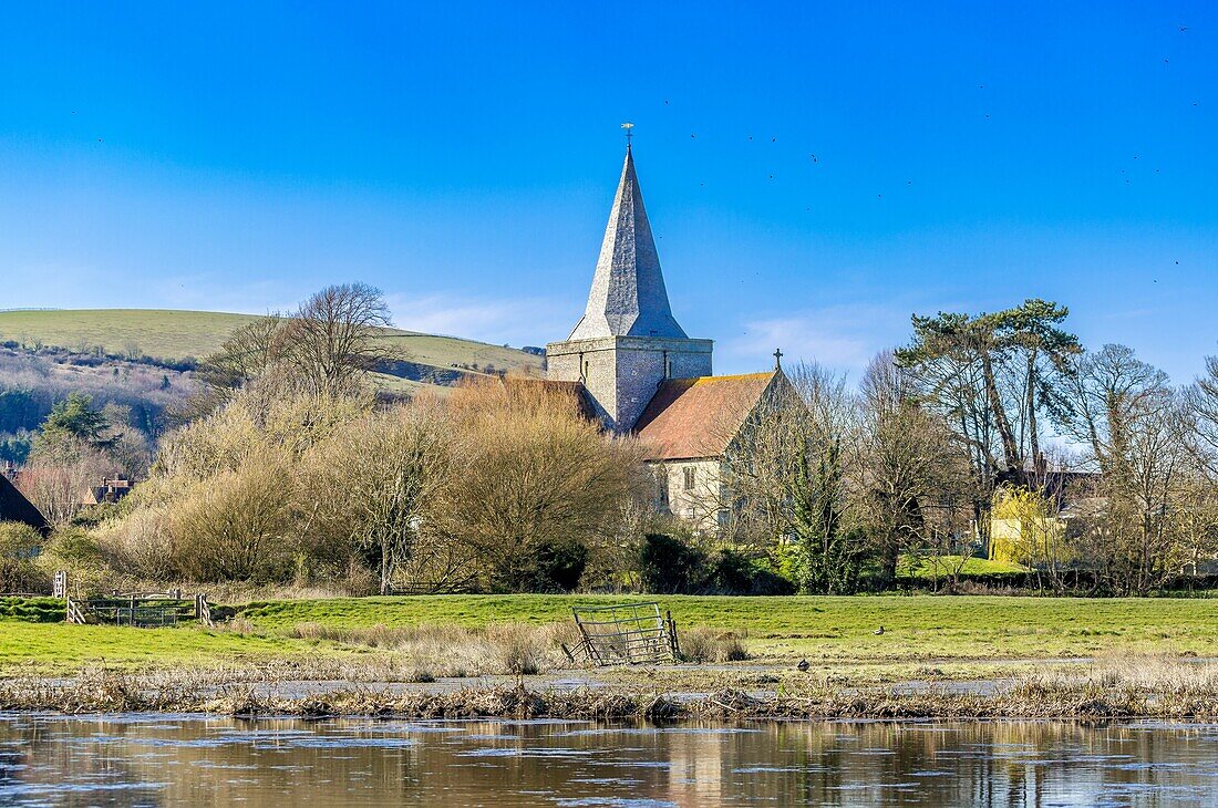 St. Andrew's Church, Alfriston, über den Fluss Cuckmere gesehen, East Sussex, England, Vereinigtes Königreich, Europa