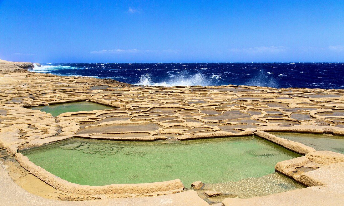 Salzpfannen bei Xwejni, in der Nähe von Zebbug, Gozo, Malta, Mittelmeer, Europa