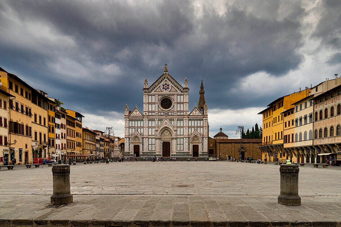 Die Piazza und die Basilica di Santa Croce unter einem stürmischen Himmel, Florenz, UNESCO-Weltkulturerbe, Toskana, Italien, Europa