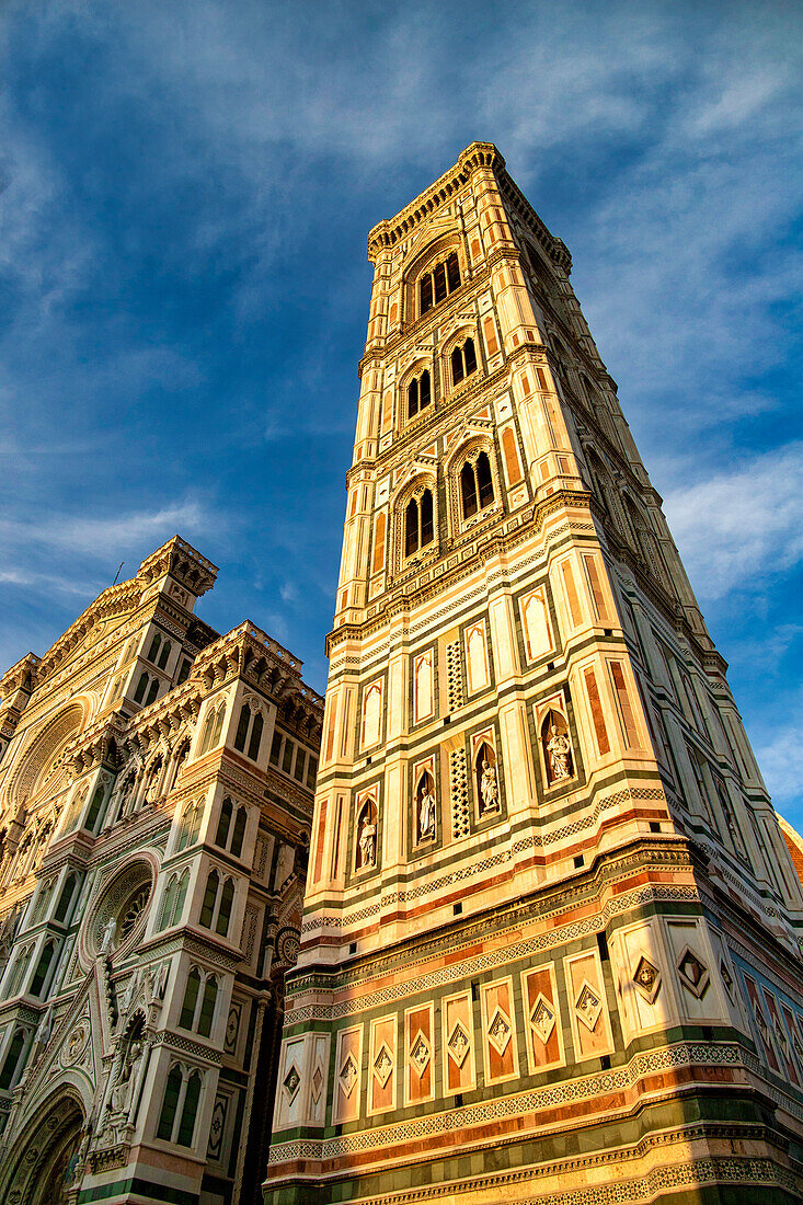 Die Kathedrale Santa Maria del Fiore (Duomo) und der von Giotto entworfene Glockenturm bei Sonnenuntergang, Florenz, UNESCO-Welterbe, Toskana, Italien, Europa