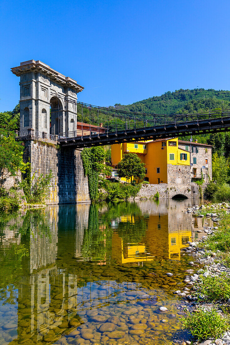 Ponte delle Catene (Brücke der Ketten), Hängebrücke, die Fornoli und Chifenti verbindet, Fluss Lima, Toskana, Italien, Europa