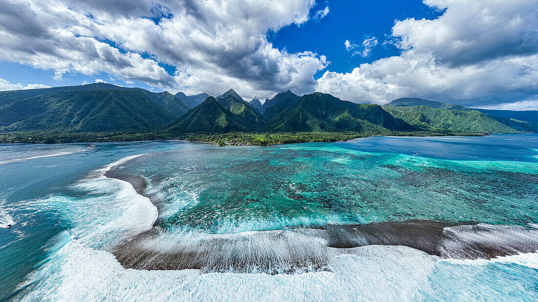 Luftaufnahme der Teahupoo-Welle und Tahiti Iti, Gesellschaftsinseln, Französisch-Polynesien, Südpazifik, Pazifik