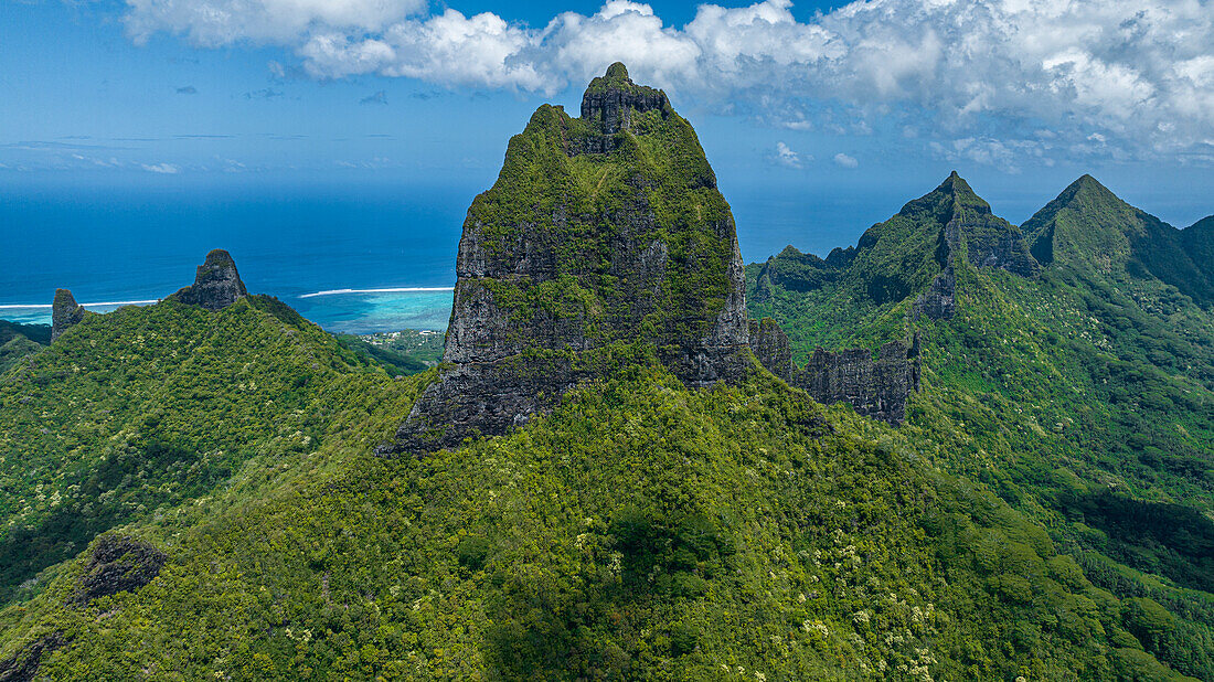 Luftaufnahme der schroffen Gipfel von Moorea (Mo'orea), Gesellschaftsinseln, Französisch-Polynesien, Südpazifik, Pazifik