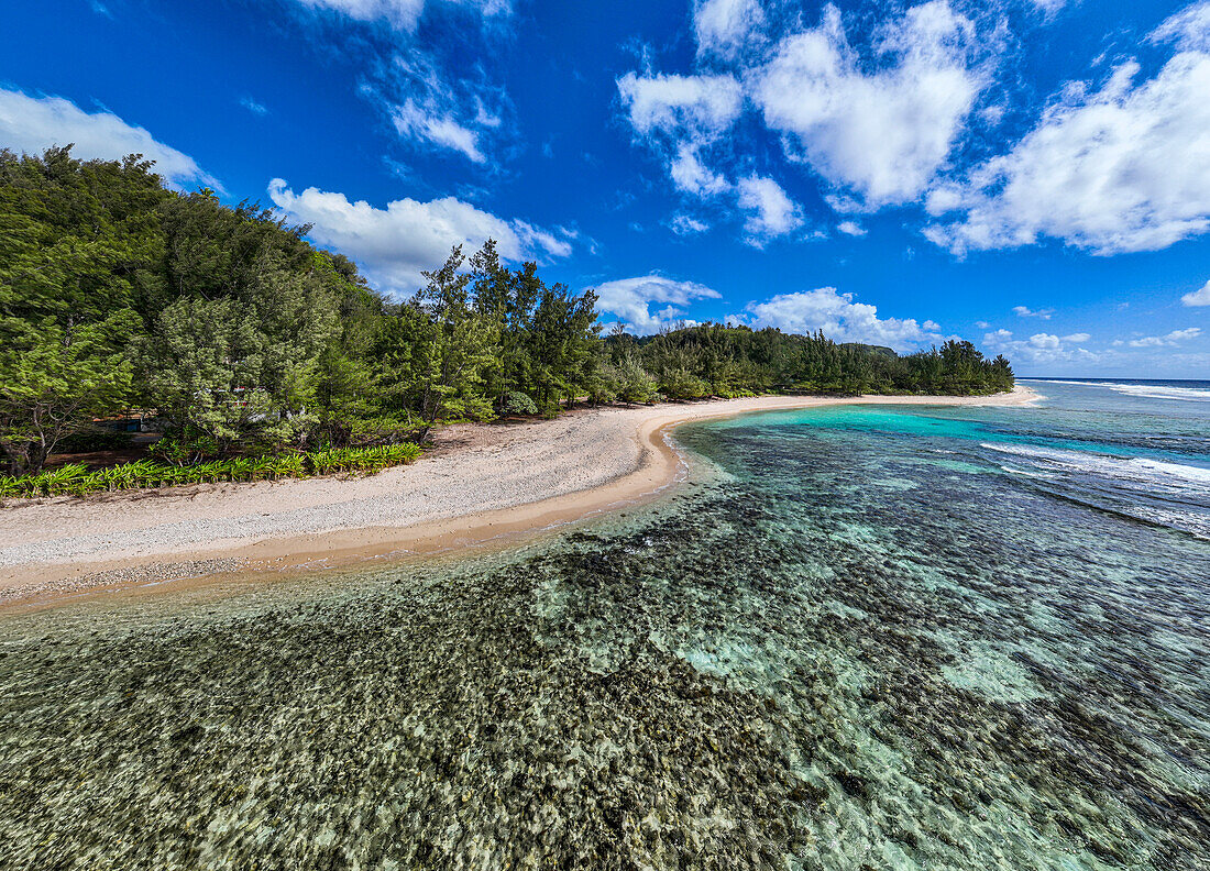 Luftaufnahme eines Korallensandstrandes, Rurutu, Austral-Inseln, Französisch-Polynesien, Südpazifik, Pazifik