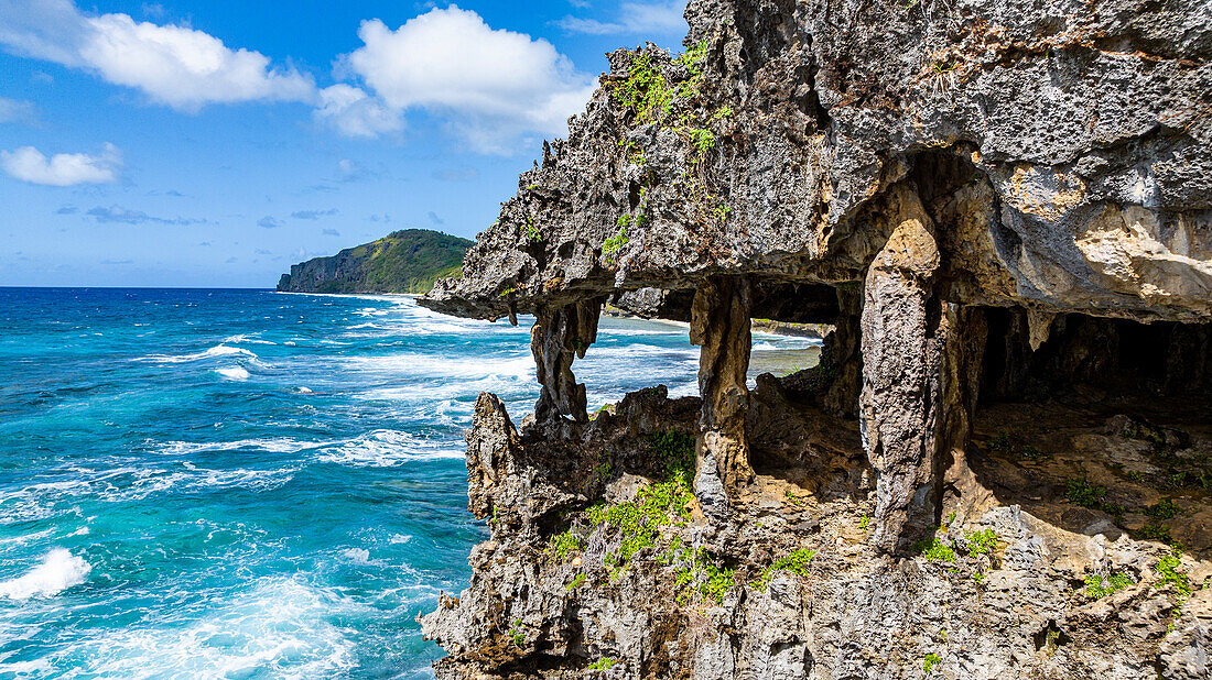 Luftaufnahme der Höhle La Gueule du Monstre (der Schlund des Monsters), Rurutu, Austral-Inseln, Französisch-Polynesien, Südpazifik, Pazifik