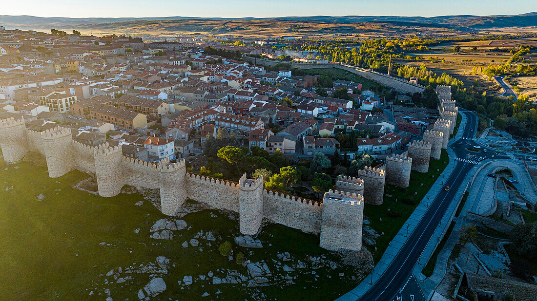 Frühmorgendliche Luftaufnahme der ummauerten Stadt Avila, UNESCO-Weltkulturerbe, Kastilien-León, Spanien, Europa