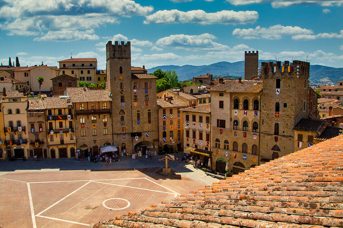 Luftaufnahme der mittelalterlichen Gebäude auf der Piazza Grande, Arezzo, Toskana, Italien, Europa