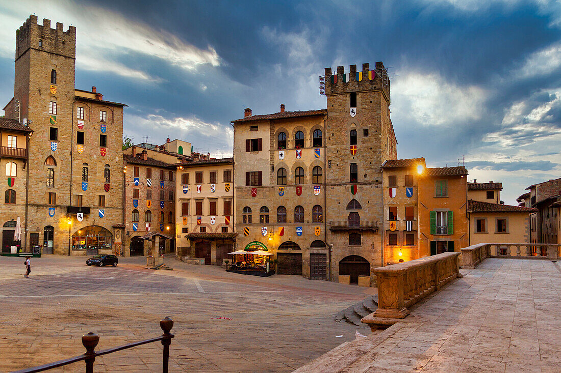 Mittelalterliche Gebäude auf der Piazza Grande, bei Sonnenuntergang, Arezzo, Toskana, Italien, Europa