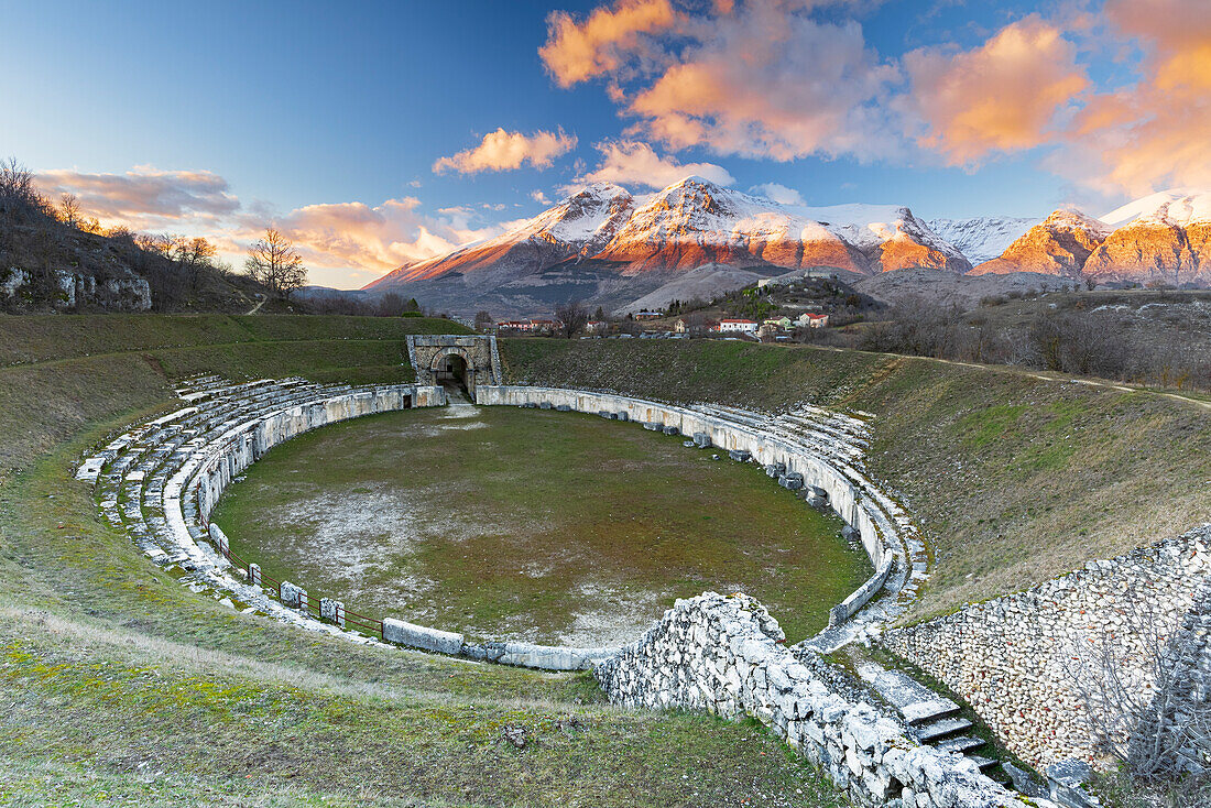 Blick auf das römische Amphitheater und schneebedeckte Gipfel bei Sonnenuntergang, Alba Fucens, Provinz L'Aquila, Apennin, Abruzzen, Italien, Europa