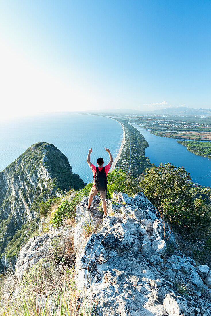 Rückansicht eines Mannes, der den Blick auf den Gipfel des Circeo genießt, Nationalpark Circeo, Provinz Latina, Latium (Lazio), Italien, Europa