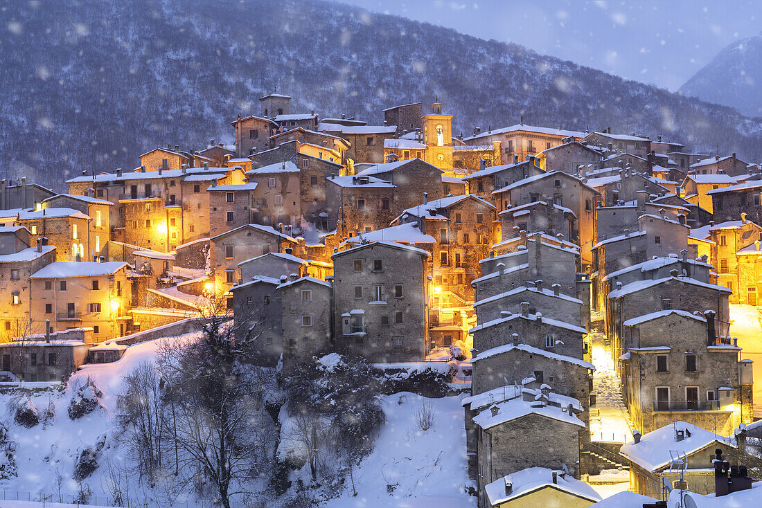 Das beleuchtete mittelalterliche Dorf Scanno bei Schneefall, Nationalpark Abruzzen, Provinz L'Aquila, Abruzzen, Italien, Europa