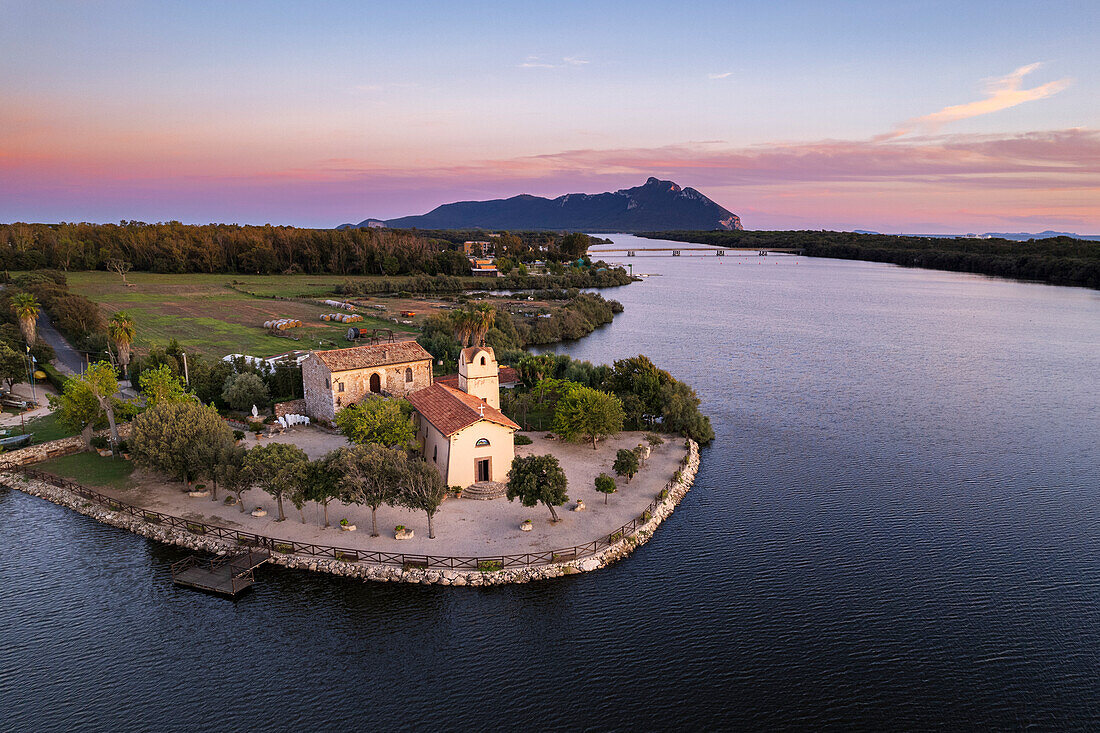 Luftaufnahme der Kirche und des Sees von Sabaudia in der Morgendämmerung, Nationalpark Circeo, Pontinische Ebene, Provinz Latine, Latium (Lazio), Italien, Europa