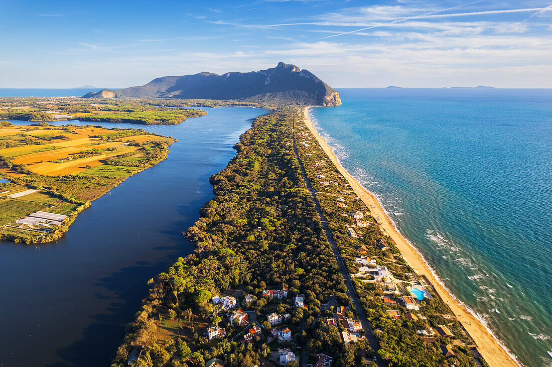 Luftaufnahme der Küste und des Berges von Sabaudia, Nationalpark Circeo, Sabaudia, Pontinische Ebene, Provinz Latina, Latium (Latium), Italien, Europa