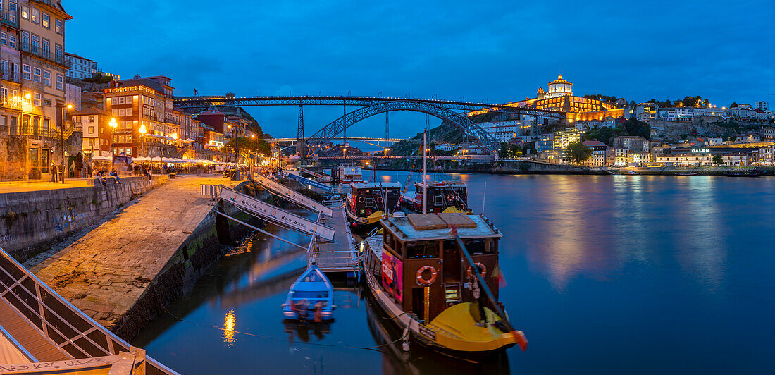 Blick auf die Uferpromenade, den Fluss Douro und die Brücke Dom Luis I., UNESCO-Weltkulturerbe, in der Abenddämmerung, Porto, Norte, Portugal, Europa