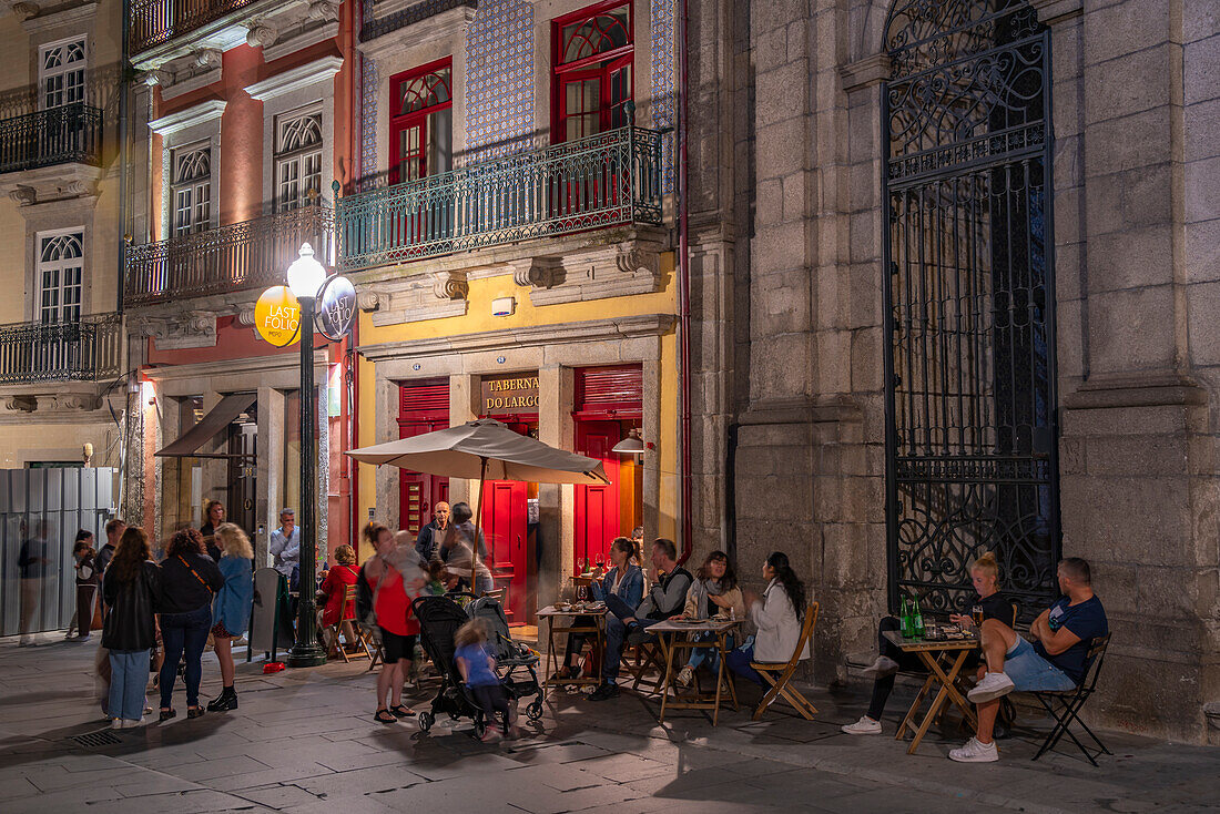 Blick auf Restaurant und Gebäude in der Altstadt von Porto in der Abenddämmerung, Porto, Norte, Portugal, Europa