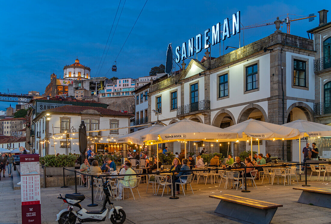 Blick auf das Weingut Sandeman (Portweinkeller) und das Restaurant in der Abenddämmerung, Vila Nova de Gaia, Porto, Norte, Portugal, Europa