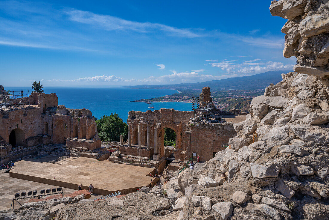 Blick auf das Griechische Theater in Taormina mit dem Ätna im Hintergrund, Taormina, Sizilien, Italien, Mittelmeer, Europa
