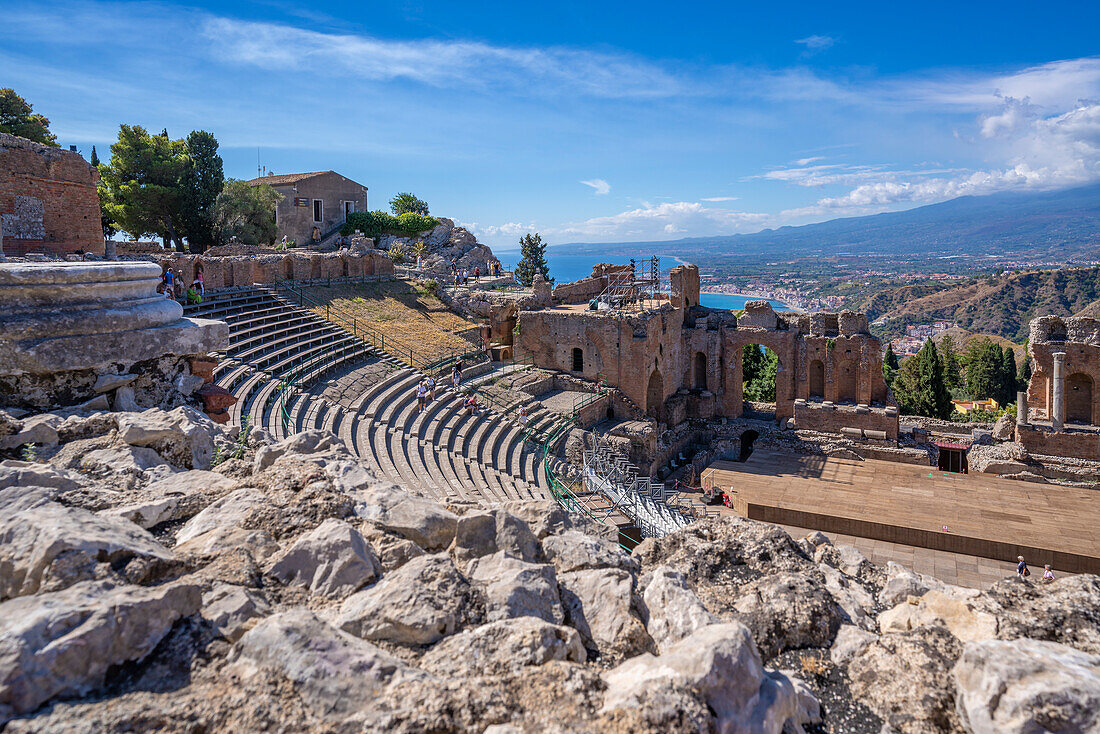 View of the Greek Theatre in Taormina with Mount Etna in the background, Taormina, Sicily, Italy, Mediterranean, Europe