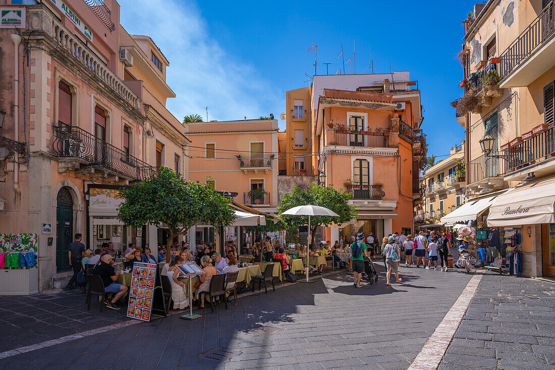 View of cafes and restaurants in Piazza Vittorio Emanuele II in Taormina, Taormina, Sicily, Italy, Mediterranean, Europe