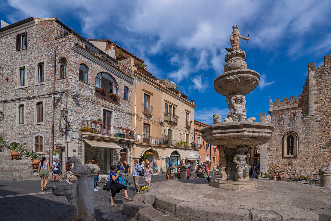 View of fountain in Piazza del Duomo in Taormina, Taormina, Sicily, Italy, Mediterranean, Europe