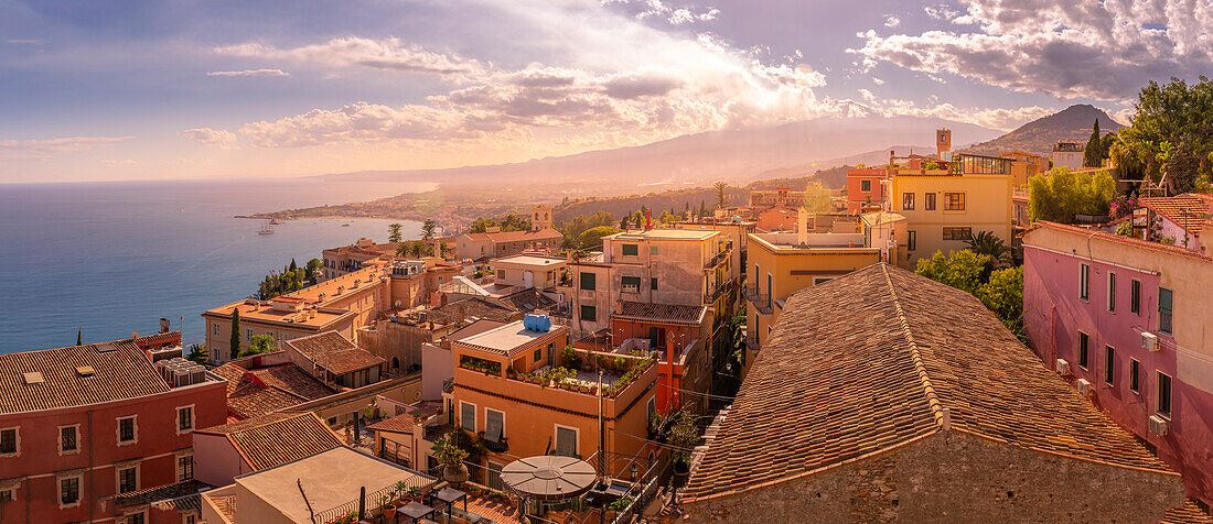 Blick auf die Stadt Taomina und den entfernten Ätna bei Sonnenuntergang, Taormina, Sizilien, Italien, Mittelmeer, Europa